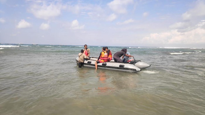 Pencairan korban tenggelam di perairan Sumbawa. (Humas SAR Mataram)