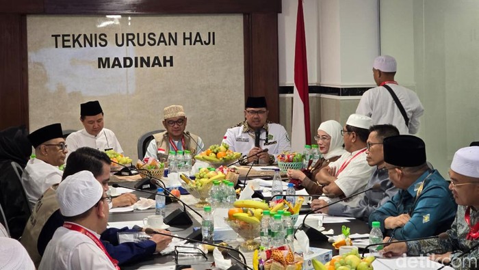 Tim Pengawas (Timwas) Haji DPR-RI menggelar rapat bersama Kementerian Agama (Kemenag) di Kantor Daerah Kerja (Daker) Madinah, Arab Saudi.  (Mei/detikcom).