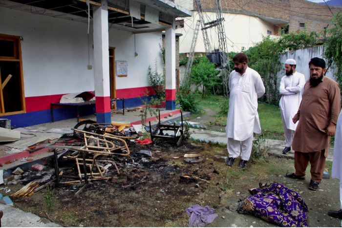 Turis di Pakistan dibakar hidup-hidup