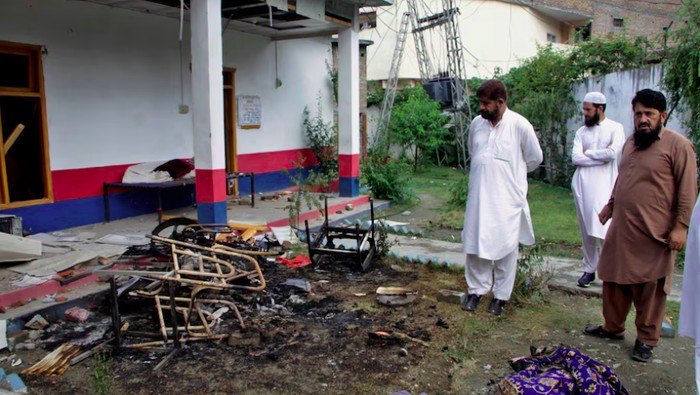 Turis di Pakistan dibakar hidup-hidup