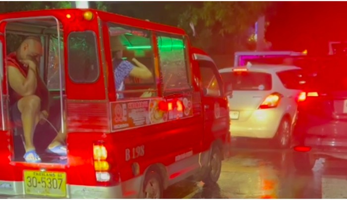 Turis kencing di tuk-tuk