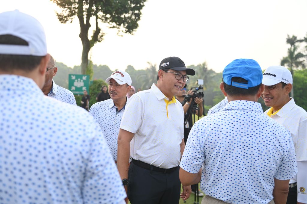 Untuk ketiga kalinya, Ikatan Alumni Universitas Sriwijaya (IKA UNSRI) berhasil menggelar acara IKA UNSRI GOLF PARTNERSHIP DAY 2024 pada Sabtu (22/06/2024) di Pondok Indah Golf, Jakarta. Tampak hadir Ketua IKA UNSRI yang juga Direktur Utama Bank Mandiri Darmawan Junaidi (tengah). (Istimewa)
