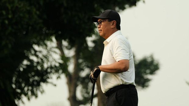 Untuk ketiga kalinya, Ikatan Alumni Universitas Sriwijaya (IKA UNSRI) berhasil menggelar acara IKA UNSRI GOLF PARTNERSHIP DAY 2024 pada Sabtu (22/06/2024) di Pondok Indah Golf, Jakarta. Tampak hadir Ketua IKA UNSRI yang juga Direktur Utama Bank Mandiri Darmawan Junaidi (tengah). (Istimewa)