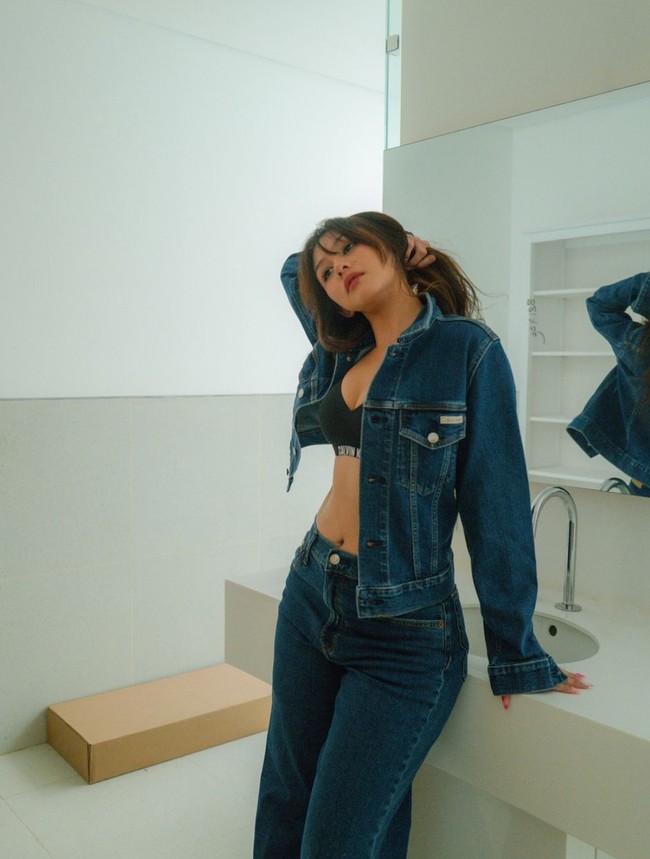 Seperti dalam pemotretan yang satu ini, adik aktris Sissy Prescillia dan Jevin Julian itu tampil seksi mengenakan bralette yang dipadukan dengan jaket dan celana jeans. Outfit yang dikenakannya pun membuat perut ratanya jelas terlihat. Foto: Instagram/@vaneshaass