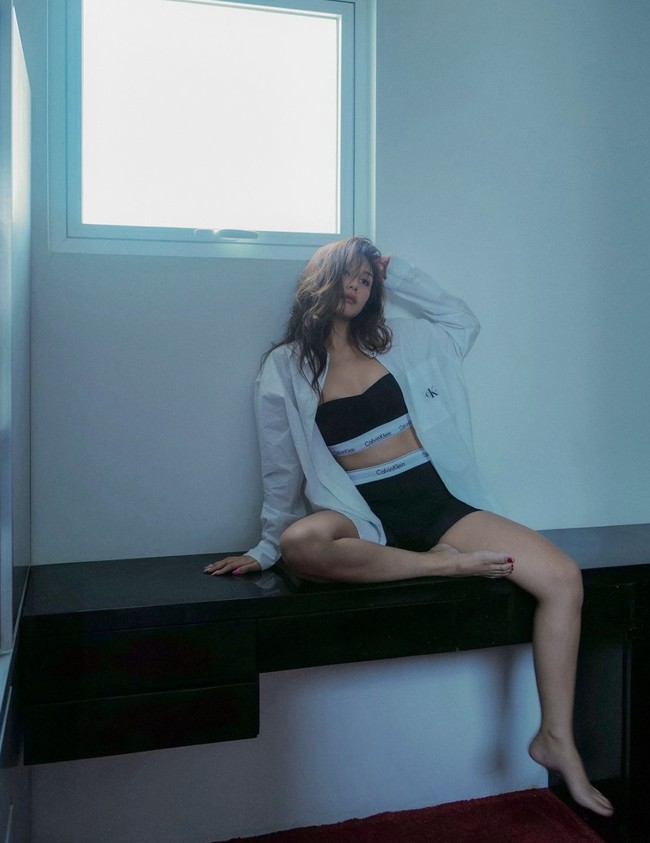 Tak kalah bikin terpana, dalam foto yang satu ini aktris 24 tahun itu juga tampak memamerkan body goals yang dimilikinya. Unggahannya pun banjir pujian netizen. Foto: Instagram/@vaneshaass