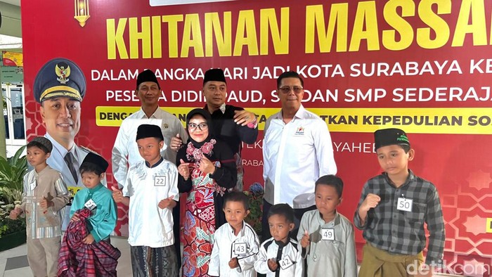 Walkot Eri Cahyadi berfoto bersama siswa peserta Khitan Massal dalam rangka HJKS ke-731.