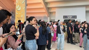 Tak lupa, WayZenNi juga kerap membawa light stick khas milik WayV. Foto: Pingkan/detikcom
