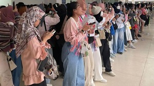 Antrean masuk venue indoor pun mulai padat sejak pukul 16.00 WIB. WayZenNi berlomba untuk mendapatkan tempat paling pas untuk menyaksikan WayV. Foto: Pingkan/detikcom