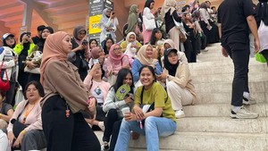 Penggemarnya, WayZenNi sudah mulai memadati venue demi menyaksikan konser WayV. Foto: Pingkan/detikcom
