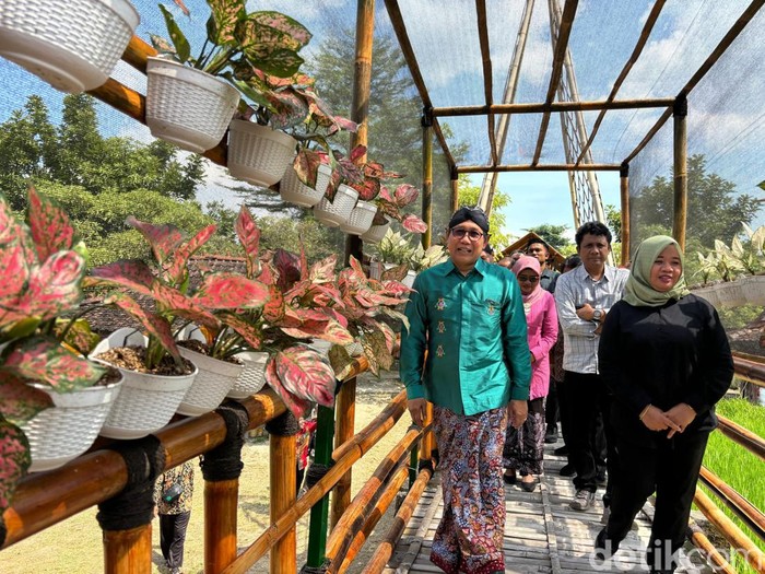 Menteri Desa Pembangunan Daerah Tertinggal dan Transmigrasi (PDTT) Abdul Halim Iskandar meresmikan Aglaonema Park di Tridadi, Sleman, Sabtu (22/6/2024).
