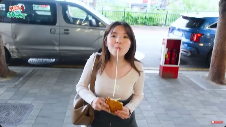 Seru! YouTuber Ken & Grat Mukbang di Pasar Gwangjang Korea