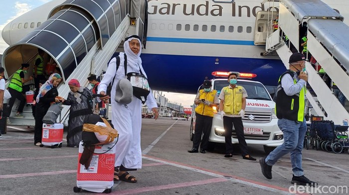450 jemaah haji Makassar tiba di Bandara Sultan Hasanuddin.