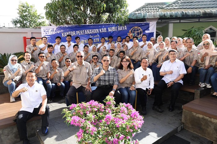 AHY Serahkan Sertifikat Tanah Elektronik di Kalimantan Barat