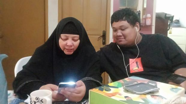 Angkasa dan ibunya, Iin Rahmi Handayani