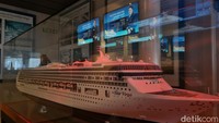 Traveler juga bisa melihat replika mini dari kapal Resorts World One yang dulu dikenal sebagai SuperStar Virgo.