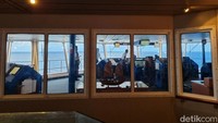 Tak hanya melihat replika dan barang antik, traveler pun dapat mengintip area dek kapten lewat jendela besar yang tersedia di sini. Menariknya, area ini dapat bebas dimasuki penumpang dan biayanya gratis.