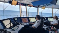 Di dalam dek kapten Kapal Pesiar Resorts World One terdapat dua kapten yang bertugas mengemudikan dan mengawasi jalannya kapal itu. Mereka bertugas untuk menjaga kapal tetap dalam rute, mengawasi objek di radar, hingga berkomunikasi kepada otoritas setempat jika terjadi masalah. Mereka juga dibantu oleh co-kapten yang bertugas mengawasi dengan teropong untuk melihat objek di dekat kapal dengan manual.