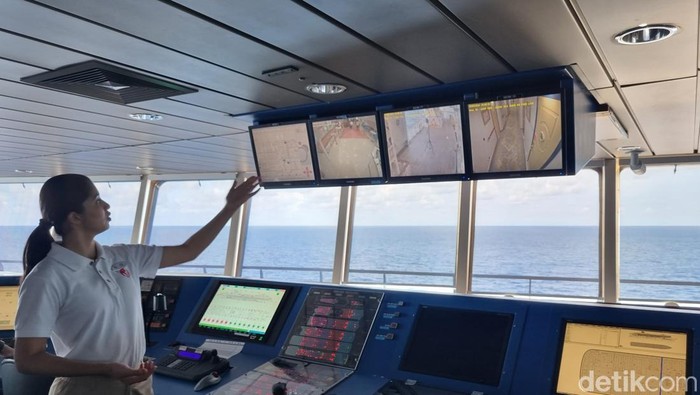 Mengintip area dek kapten di kapal pesiar Resorts World One.
