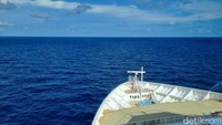 Dadri dek kapten traveler bisa melihat langsung laut lepas dan bagian depan kapal pesiar. Pemandangan yang sulit didapatkan.