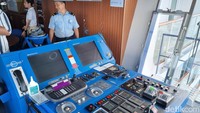 Di dalam area kapten tersebut terdapat banyak sekali mesin yang digunakan untuk mengatur kapal. Salah satunya mesin ini yang berada di sisi sebelah kanan maupun kiri dari dek kapten. Mesin ini berguna untuk mengatur kapal saat ingin bersandar. Mesin di bagian kiri digunakan saat ingin bersandar ke sebelah kiri dan mesin bagian kanan untuk di sisi kanan. Mesin itu juga yang digunakan untuk melepas kapal sekoci yang berada di sisi kapal jika terjadi insiden yang tidak diinginkan.