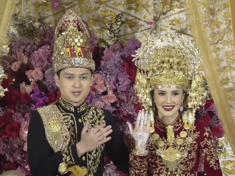 Beby Tsabina Terima Maskawin Logam Mulia 121 Mayam dari Rizki Natakusumah