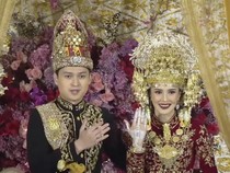 Beby Tsabina Terima Maskawin Logam Mulia 121 Mayam dari Rizki Natakusumah