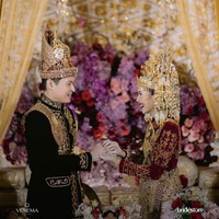Beby Tsabina hari ini, Minggu (23/6/2024), resmi menjadi istri dari kekasihnya, Rizki Natakusumah. Suaminya diketahui sebagai anggota DPR. Foto: Dok. Venemapictures