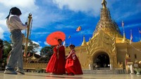 Sejumlah pengunjung berswafoto di Taman Alam Lumbini, Kabupaten Karo, Sumatera Utara, Minggu (23/6/2024).