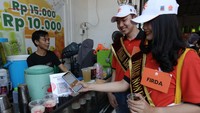Para Finalis Abang-None Jakarta 2024 menunjukan aplikasi Bank Jago dan memberikan edukasi kepada masyarakat di kawasan Kota Tua, Jakarta, Minggu (23/6/2024).