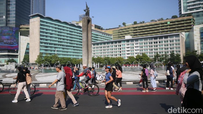 Hari ini Car Free Day ditiadakan sementara dikarenakan adanya Jakarta Marathon. Namun, warga tetap antusias untuk berolahraga di kawasan Bundaran HI.