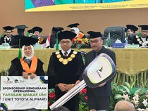 Bank Sulselbar Syariah Serahkan Alphard ke Ketua Yayasan Wakaf UMI