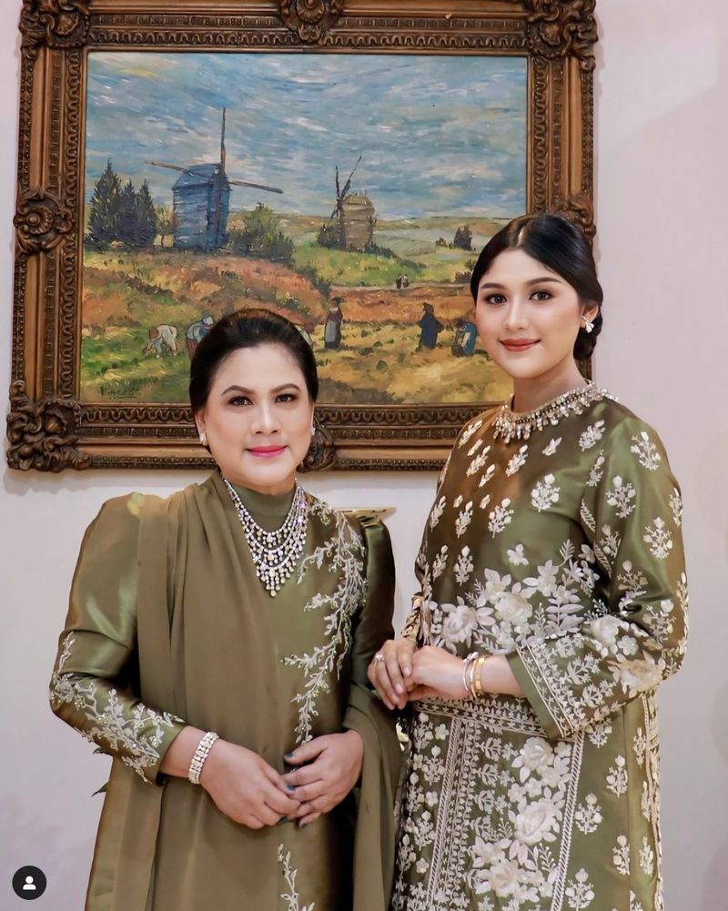 Gaya menantu Jokowi pakai baju kurung Gaya menantu Jokowi pakai baju kurung