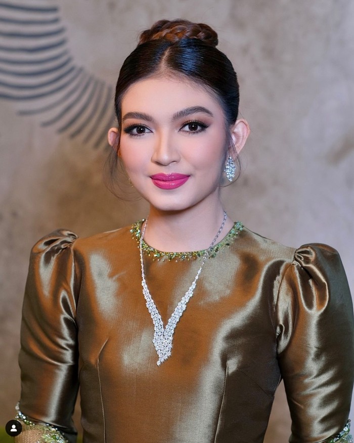 Gaya menantu Jokowi pakai baju kurung