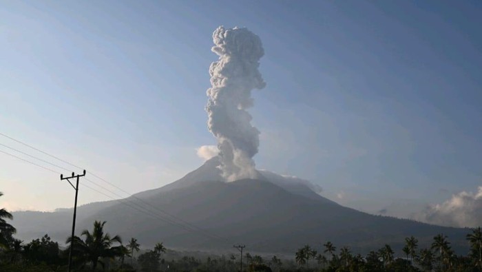 Gunung Lewotobi Laki-laki meletus, Minggu (23/6/2024). (Dok. PVMBG)