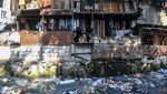 Hii..Jorok! Sungai CIliwung Kecil Dipenuhi Sampah