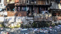 Menurut keterangan warga sungai yang membelah pusat kota Jakarta tersebut selalu dipenuhi sampah rumah tangga saat musim kemarau sehingga air tidak dapat mengalir dengan baik dan menimbulkan bau yang tidak sedap serta dapat menyebabkan penyakit gatal-gatal. 