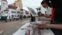 Warga menggambar bangunan cagar budaya saat Sketchbar di Jalan Rajawali, Surabaya, Jawa Timur, Minggu (23/6/2024).