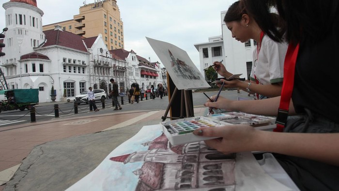 Intip Keseruan Menggambar Sketsa di Kota Lama Surabaya Warga menggambar bangunan cagar budaya saat Sketchbar di Jalan Rajawali, Surabaya, Jawa Timur, Minggu (23/6/2024). Kegiatan yang digelar Dinas Kebudayaan, Kepemudaan dan Olahraga serta Pariwisata Kota Surabaya itu untuk mengajak masyarakat dan seniman mengabadikan bangunan bersejarah di kawasan Kota Lama Surabaya dalam bentuk sketsa. ANTARA FOTO/Didik Suhartono/wpa.