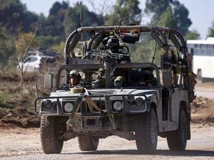 Tentara Israel Ikat Warga Palestina Terluka di Kap Jip yang Berjalan