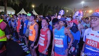 BTN Jakarta International Marathon (Jakim) 2024 digelar mulai pukul 04.00 di Monas, Jakarta Pusat, Minggu (23/6/2024). Meski dimulai dini hari, ratusan peserta sudah siap dan antusias mengikuti lomba. (Foto: Atta Kharisma/detikHealth)