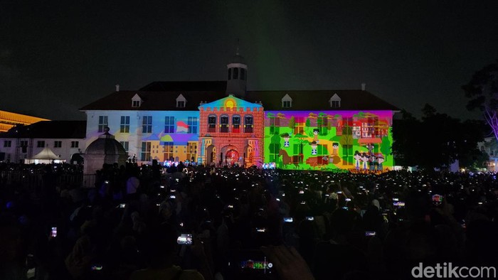 Jakarta Light Festival digelar malam ini di kawasan Kota Tua, Jakarta. Warga pun terlihat antusias menyaksikan pertunjukan video mapping (Adrial/detikcom)
