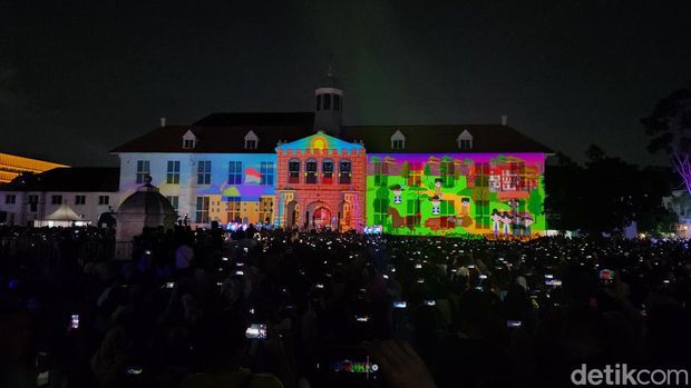 Jakarta Light Festival digelar malam ini di kawasan Kota Tua, Jakarta. Warga pun terlihat antusias menyaksikan pertunjukan video mapping (Adrial/detikcom)