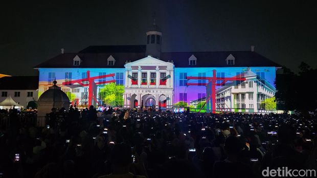 Jakarta Light Festival digelar malam ini di kawasan Kota Tua, Jakarta. Warga pun terlihat antusias menyaksikan pertunjukan video mapping (Adrial/detikcom)