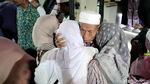 Tangis Haru Keluarga Sambut Kepulangan Tamu Allah di Bojonegoro