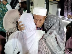 Kepulangan Jemaah Haji Bojonegoro Kloter 1 Disambut Haru-Suka Cita Keluarga
