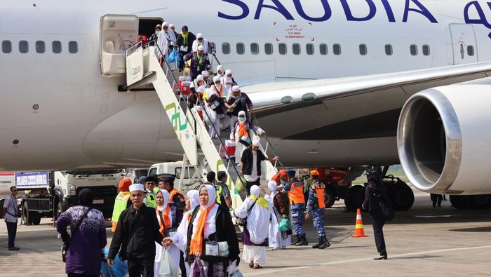 Sebanyak 450 jemaah haji debarkasi Palembang kloter pertama tiba di Bandara Sultan Mahmud Badaruddin (SMB) II Palembang, Minggu (23/6/2024). Mereka tiba dengan senyum bahagia.