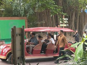 Jokowi Ajak Jan Ethes dan La Lembah Manah Jalan-jalan ke Solo Safari