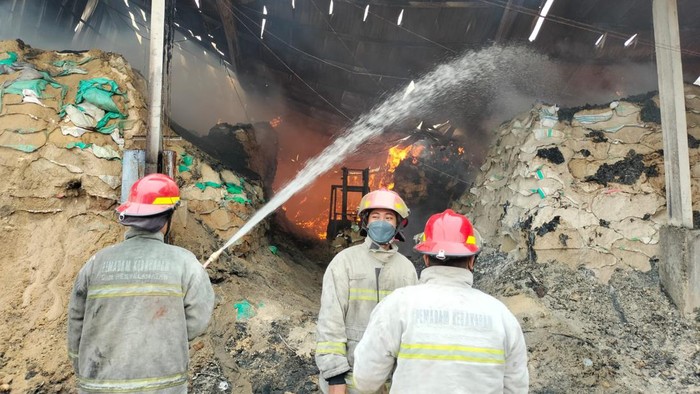 Kebakaran gudang pakan ternak sidoarjo