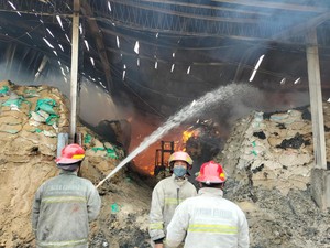 Sudah 12 Jam, Kebakaran Gudang Penyimpanan Pakan Ternak Sidoarjo Belum Padam