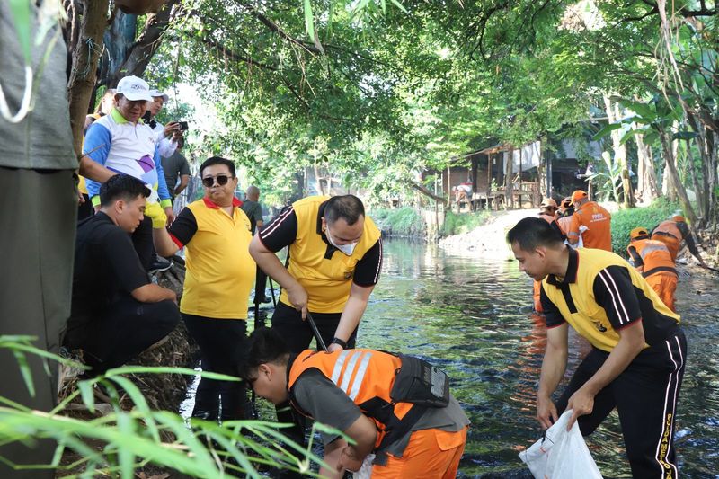 Kegiatan bersih-bersih bersama Bhayangkara di Kali Mampang (dok. Polisi)